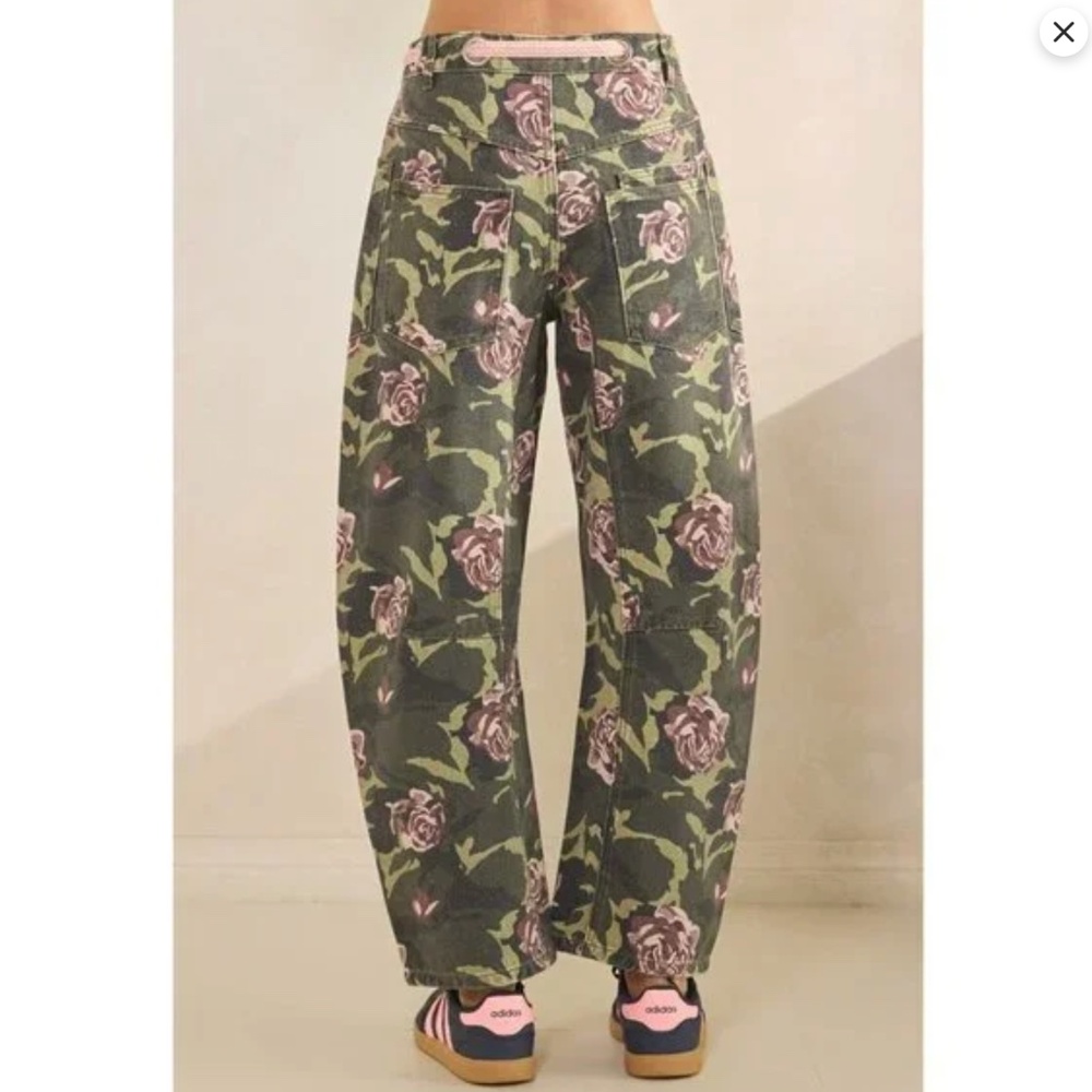 NWT Veveret Camo Floral Barrel Jeans - Picture 8 of 9